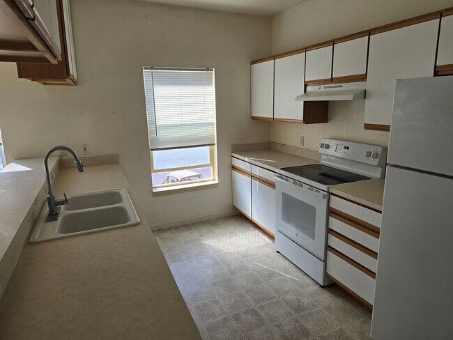 Building Photo - 190 - Adams Street Apartments - "The Canoe Club" Bldg 3