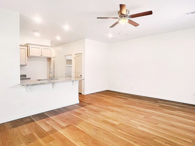 Building Photo - Modern & Cozy 3-Bed, 2-Bath Duplex in Cent...