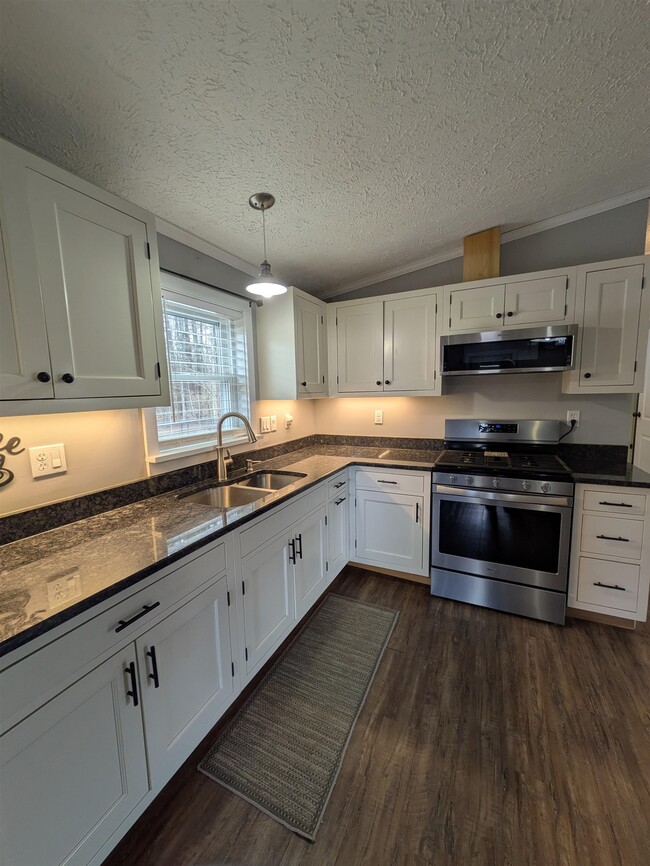 Building Photo - 11 Corn Hill Rd