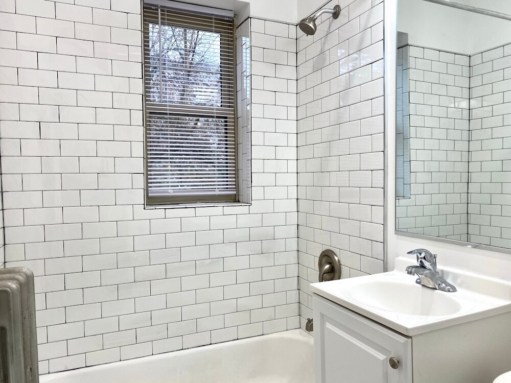 Building Photo - 4031 N Kenmore Ave