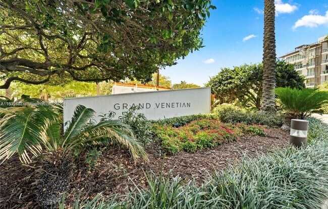 Building Photo - 10 Venetian Way