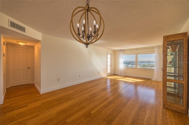 Building Photo - 4775 Cove Cir