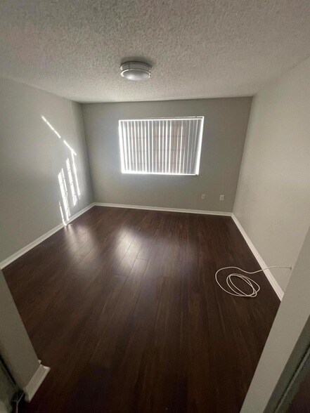 Building Photo - 400 Crestwood Ct N