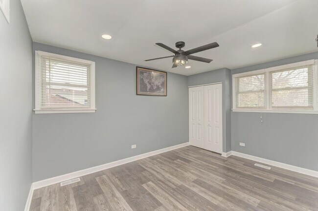 Building Photo - 585 Cambridge Way