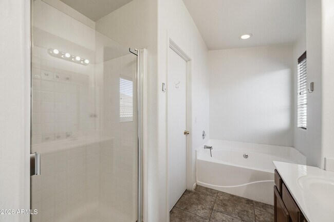 Building Photo - 5613 S 51st Dr