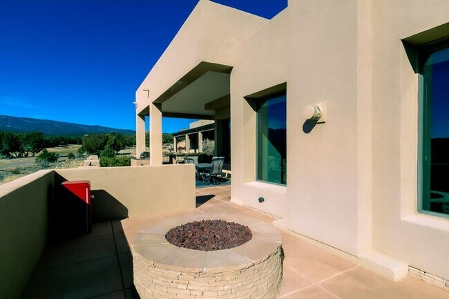 Building Photo - 3 Bedroom, 2.5 Bathroom Home in Paako Ridge Community