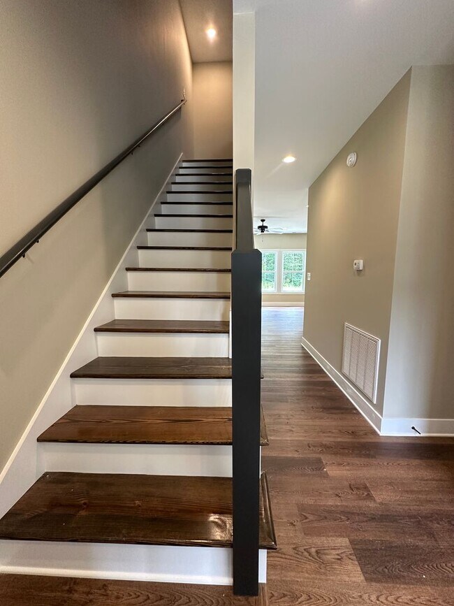 Building Photo - Beautiful new townhouse located in the new...