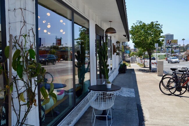 Building Photo - Charming Corner Unit One Bedroom! Large Pa...