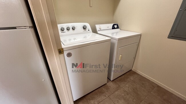 Building Photo - 3 Bedrooms, 2 Baths