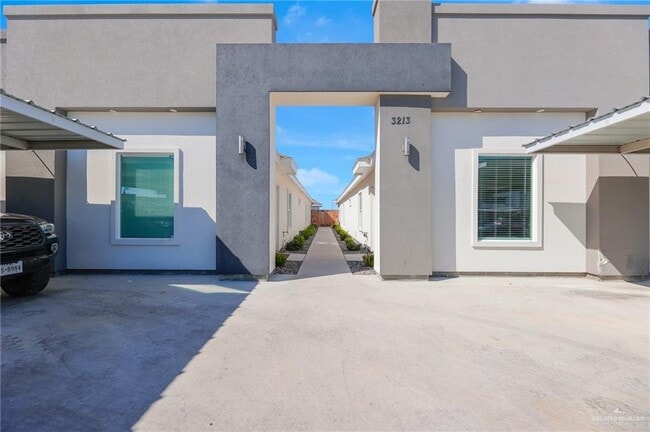 Building Photo - 15 S Colt Ln