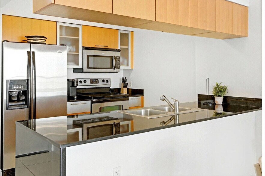 Building Photo - 1750 N Bayshore Dr