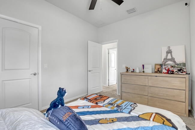 Building Photo - 4740 Chantilly Rd