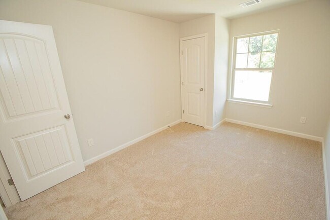 Building Photo - 370 Turtle Creek Dr