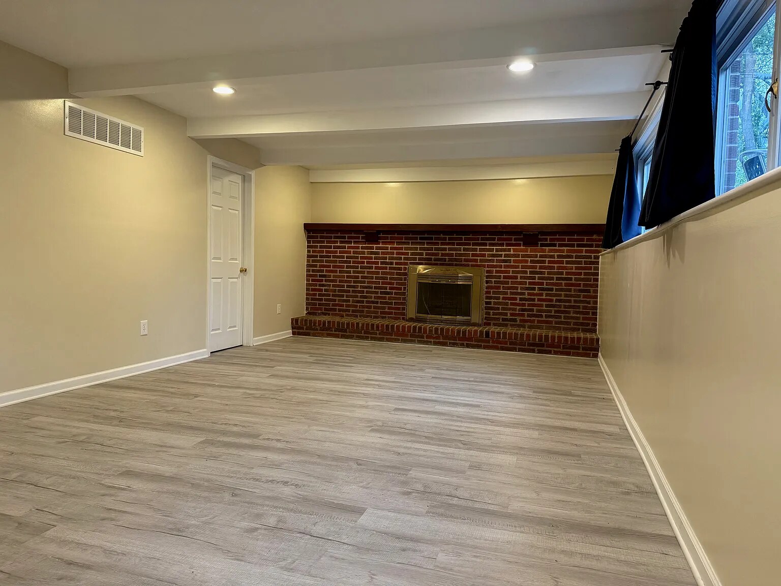 Building Photo - 2884 E Eisenhower Pky