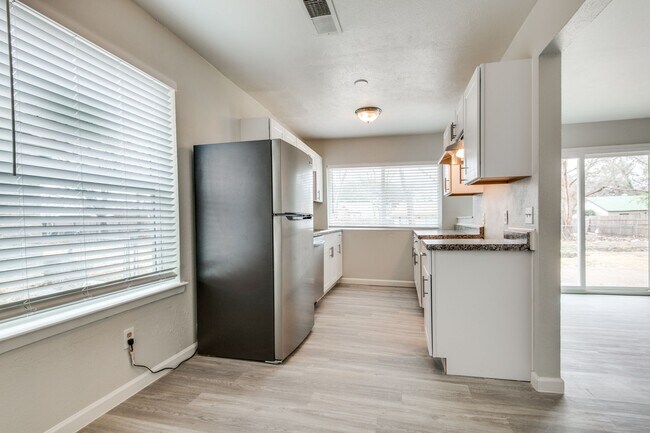 Building Photo - Beautifully Updated, Modern Finishes!