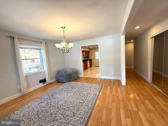 Building Photo - 701 N Vermont St