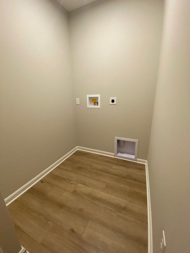 Building Photo - 1511 Summerview Ln