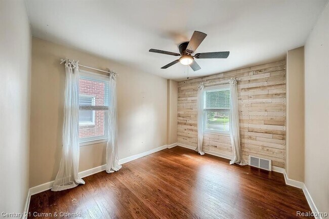 Building Photo - 3015 N Wilson Ave