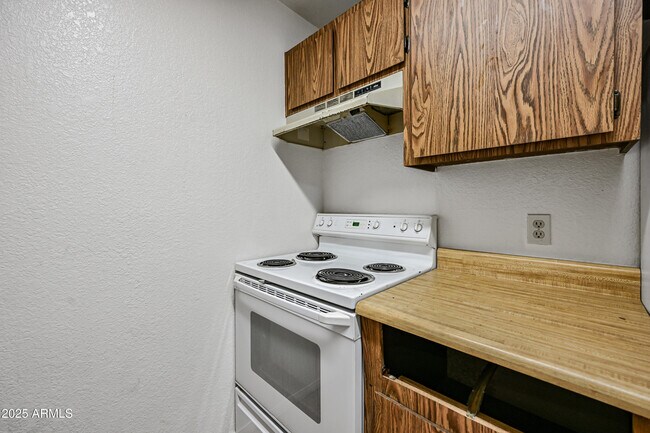 Building Photo - 725 E Vogel Ave