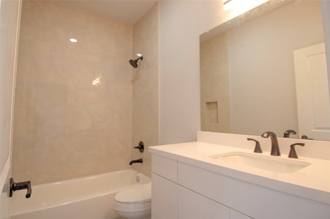 Building Photo - 2832 Mansfield St