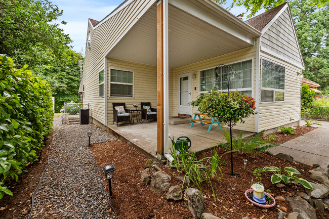 Building Photo - 1234 NE valley view Ln