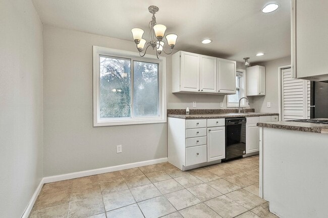 Building Photo - Cozy 3bd/1ba in Hampton.