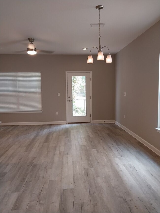 Building Photo - Gorgeous 3 Bedroom 2.5 Bath Townhome
