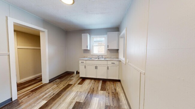 Building Photo - Old Brooklyn - 3 Bedroom Single Family Home