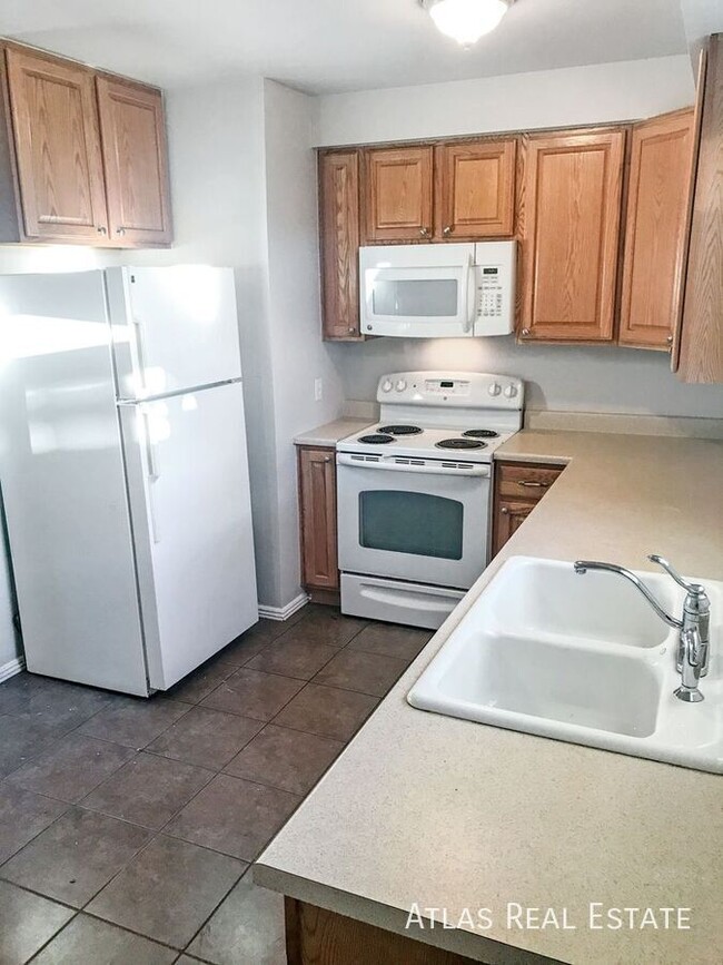 Primary Photo - 2 Bedroom Apartment Near Downtown Castle R...