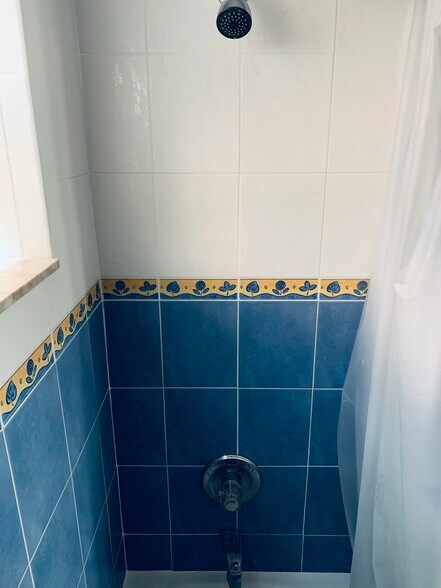 Building Photo - 1750 W 46th St