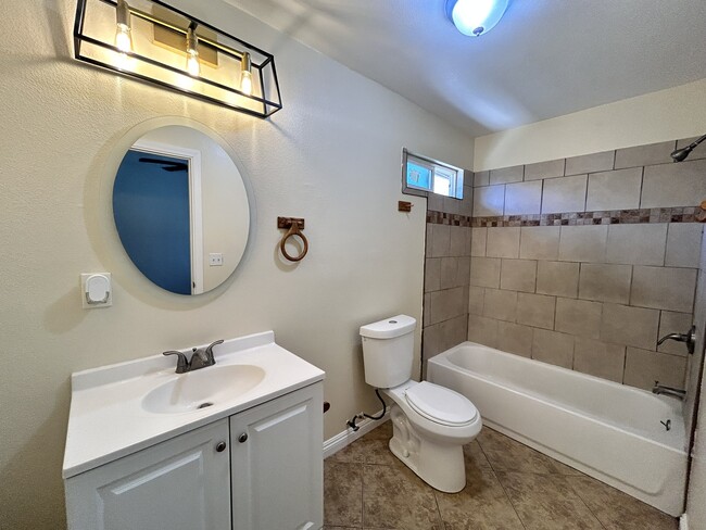 Building Photo - 5795 Kenwood Pl