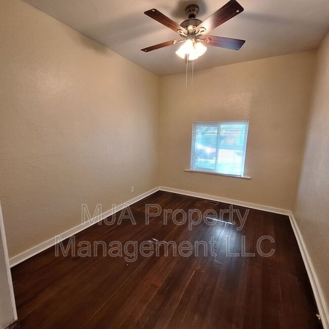 Building Photo - 1043 S 200 W