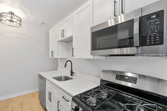 Building Photo - 918 W Sunnyside Ave
