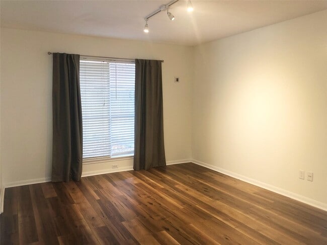 Building Photo - 15310 Glenwood Park Dr