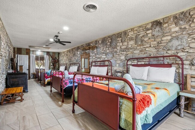 Building Photo - 118 Buffalo Springs Crossing