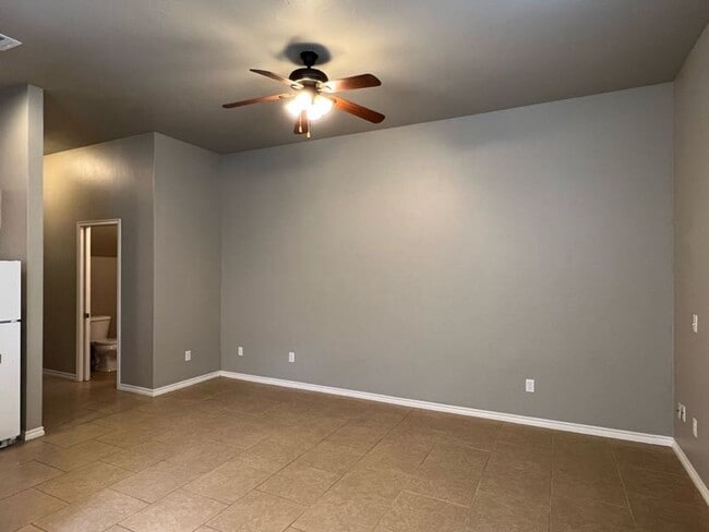 Building Photo - (3) Bed/(2.5) Bath Townhouse in Core Norma...
