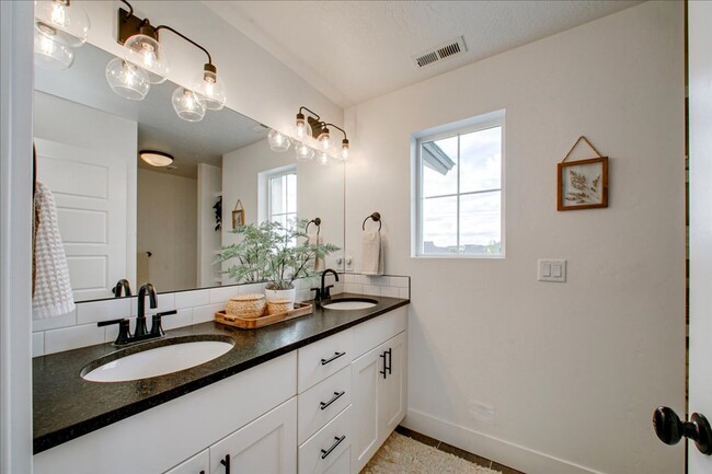 Building Photo - Beautiful 4 Bedroom Home - Nampa