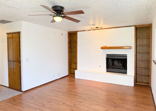 Building Photo - $500 OFF MOVE IN SPECIAL | Duplex in Centr...