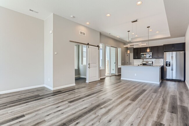 Building Photo - Stunning 3 Bed 2 1/2 Bath Home - Move in Special!