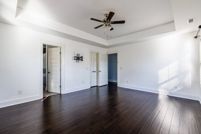 Building Photo - **NOW AVAILABLE FOR SHOWINGS**  Beautiful Home for Lease in Sylvan Heights!