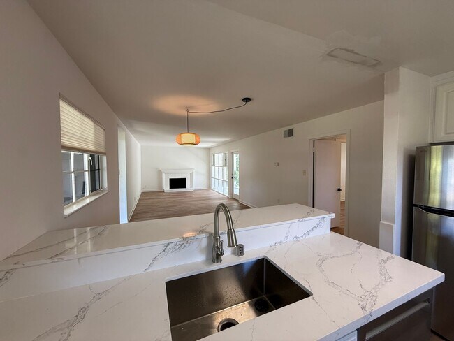 Building Photo - BEAUTIFULLY UPDATED SINGLE LEVEL 3BR/2BA HOME IN PRIME MILL VALLEY LOCATION