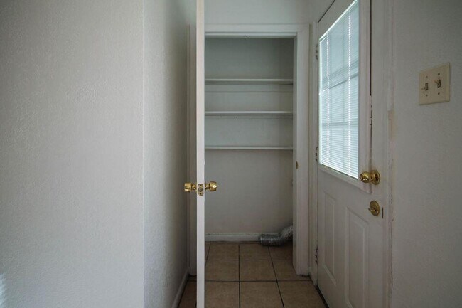 Building Photo - 209 San Saba Rd