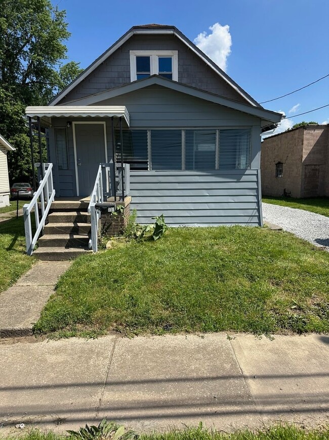 Primary Photo - 2 bedroom & 1 bathroom House in Kenmore