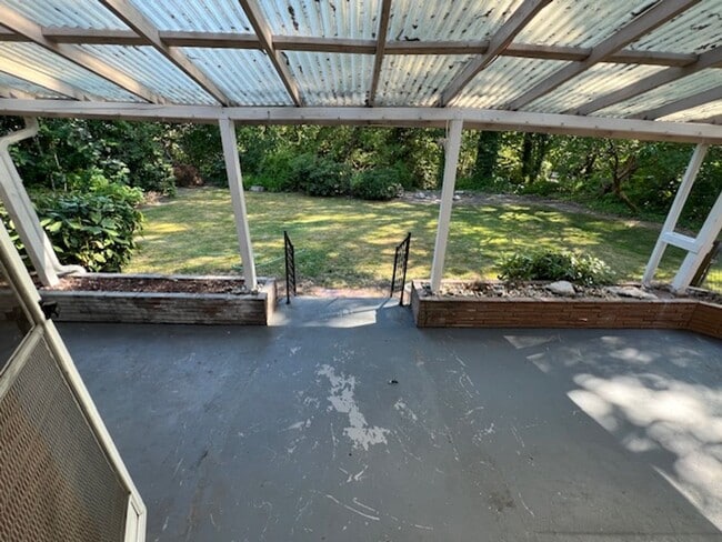 Building Photo - Charming 2 Bed 1 Bath Duplex in Downtown I...