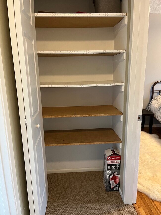 Building Photo - 429 W Eagle Lake Dr