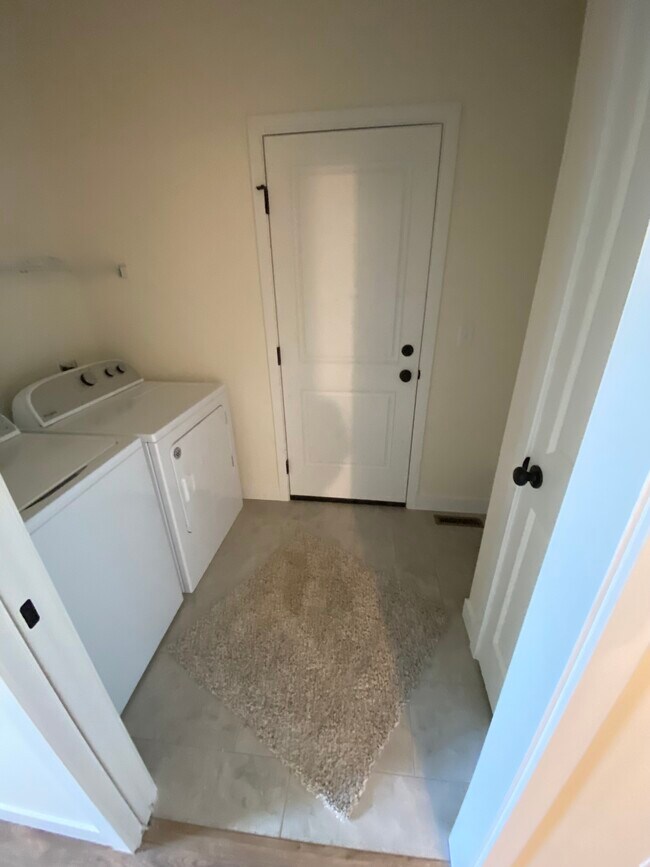 Laundry Room - 1453 Eagle Ave