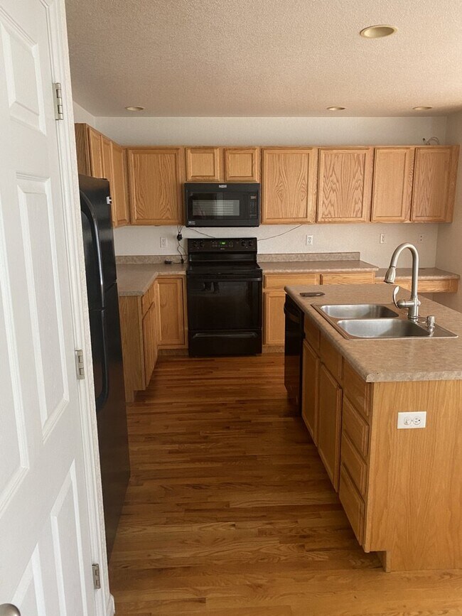 Building Photo - AVAILABLE SEPTEMBER! Charming Townhome in ...
