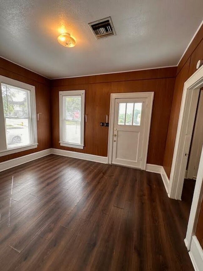 Building Photo - 2724 Bosque Blvd