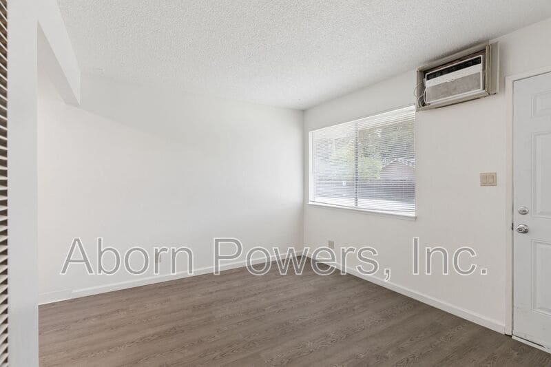 Building Photo - 2807-2813 Manor Dr
