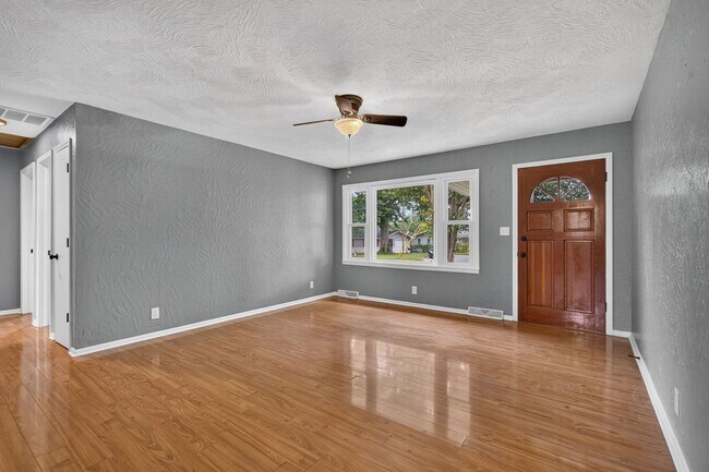 Building Photo - Newly Remodeled | 4 Bedroom | 1 Bathroom | Springfield MO!